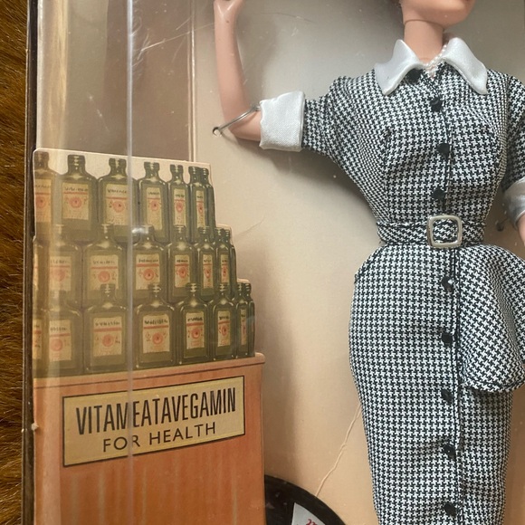 I Love Lucy Barbie Doll Vitameatavegamin Lucy Does A TV Commercial  1997 Mattel - Picture 9 of 9